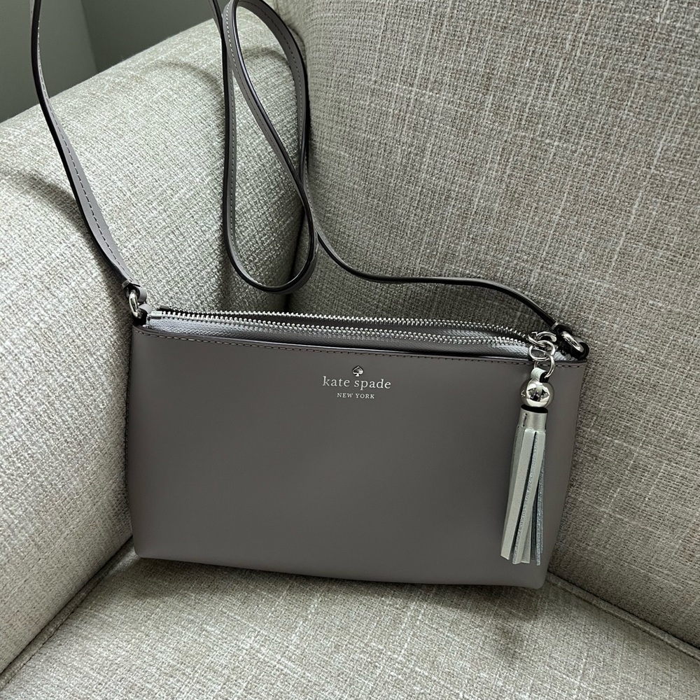 Kate Spade Gray Crossbody Bag
New and never worn 
Measures 10x6